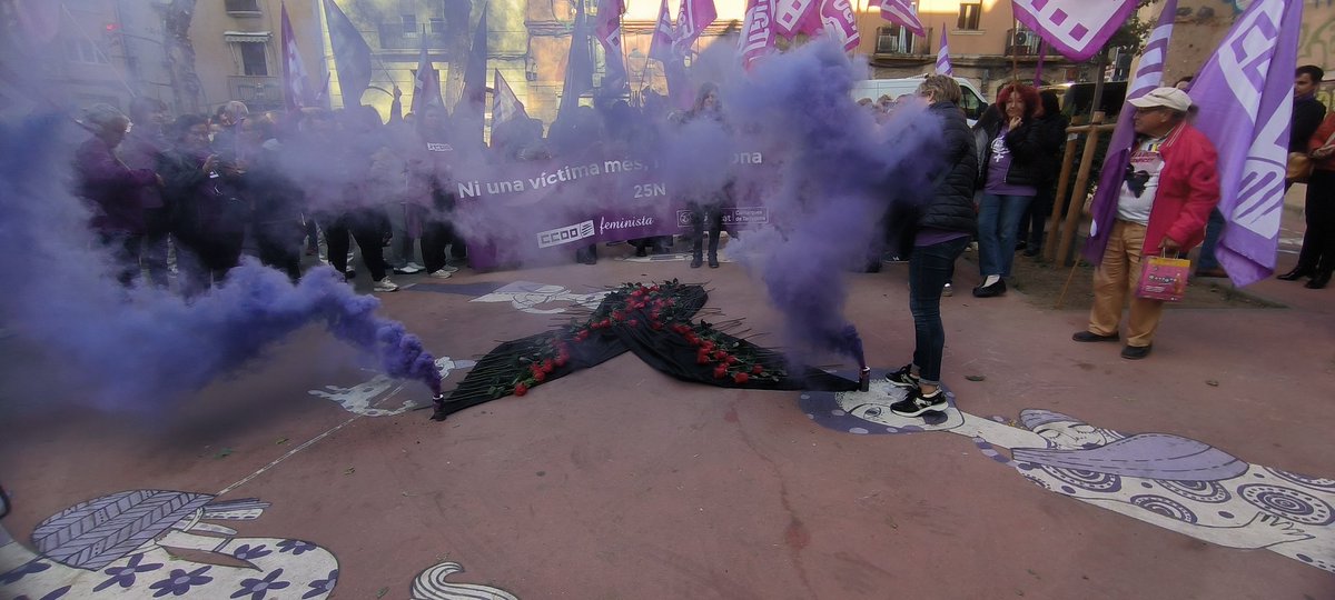 CCOOTarragona's tweet photo. Performance en record de les 52 companyes mortes aquest 2023 a causa de la violència de gènere la plaça de la Dona Treballadora de #Tarragona. 
#NiUnaMenys @ccoocatalunya @DonesCCOOCat
#SHaAcabat #ExpliquemHo https://t.co/uHu1uwMzPO