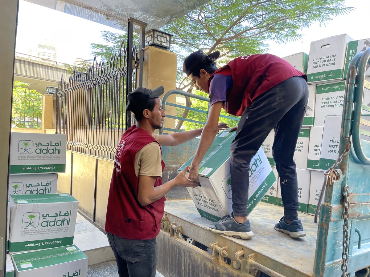 "من مكة إلى العالم"
مشروع المملكة العربية السعودية للاستفادة من الهدي والأضاحي...

في إطار التعاون المستمر مع سفارة مملكة الخير في لبنان وصندوق الزكاة والجمعيات الأهلية، ومن ضمنها مؤسسة مخزومي، تم استلام وتوزيع الأضاحي للعائلات المحتاجة في ظل الظروف الصعبة والضائقة الاقتصادية