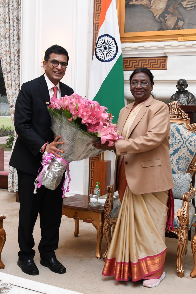 rashtrapatibhvn's tweet photo. Dr Justice D.Y. Chandrachud, Chief Justice of India called on President Droupadi Murmu at Rashtrapati Bhavan. https://t.co/OwT1H2Iycs