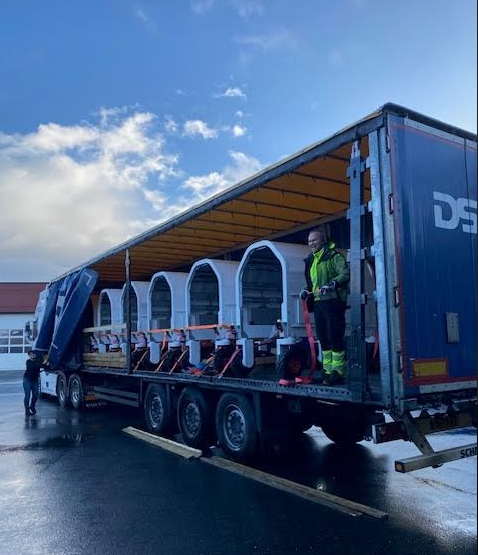 Several Thorvald 3 robots are currently in transit from our production partner Westcontrol Robertson in Egersund, Norway. The Kent team eagerly anticipates their arrival next week as a step to prepare for scaling across the UK early next year. 🇳🇴 🍓 🇬🇧

#Thorvald3 #UKscaling