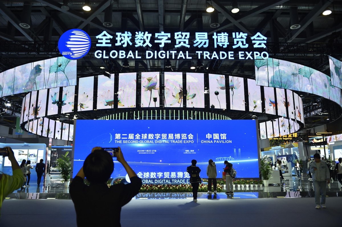 XinhuaItalia's tweet image. Questa foto, scattata ieri 23 novembre 2023, mostra il padiglione della Cina alla seconda edizione della Global Digital Trade Expo di Hangzhou, nella provincia orientale cinese dello Zhejiang.
tinyurl.com/mr2dfkup
#HangzhouDigitalTradeExpo 🌐💻 #GlobalECommerce 🌏🛒