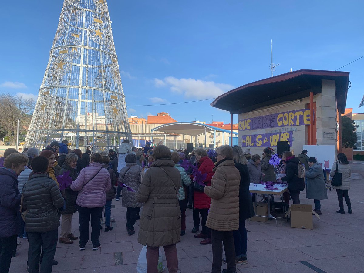 BDTVALLADOLID's tweet photo. El @BDTVALLADOLID celebrando el #25N  en el barrio de La Victoria... https://t.co/nfiZhjPOMs