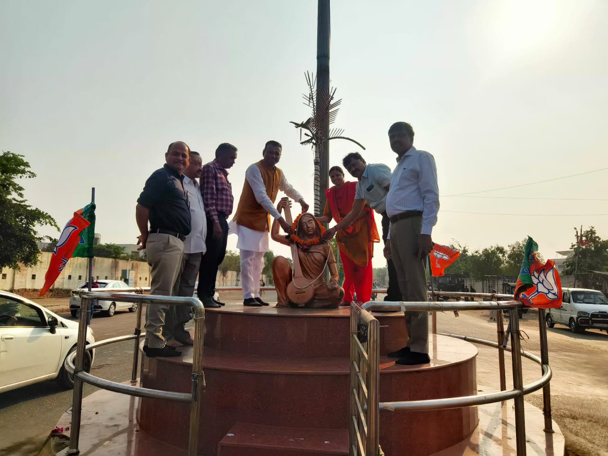 DyMCEast's tweet photo. Pushpanjali and cleaning of Sardar Vallabhbhai Patel &amp; Mirabai statue under #SwachhataHiSeva campaign at East Zone with #shramdaan by @gaurangbjpit, @RajeshDaveBJP and councilors. 

#MyCityMyPride #CleanAmdavad https://t.co/HqTYKAunES