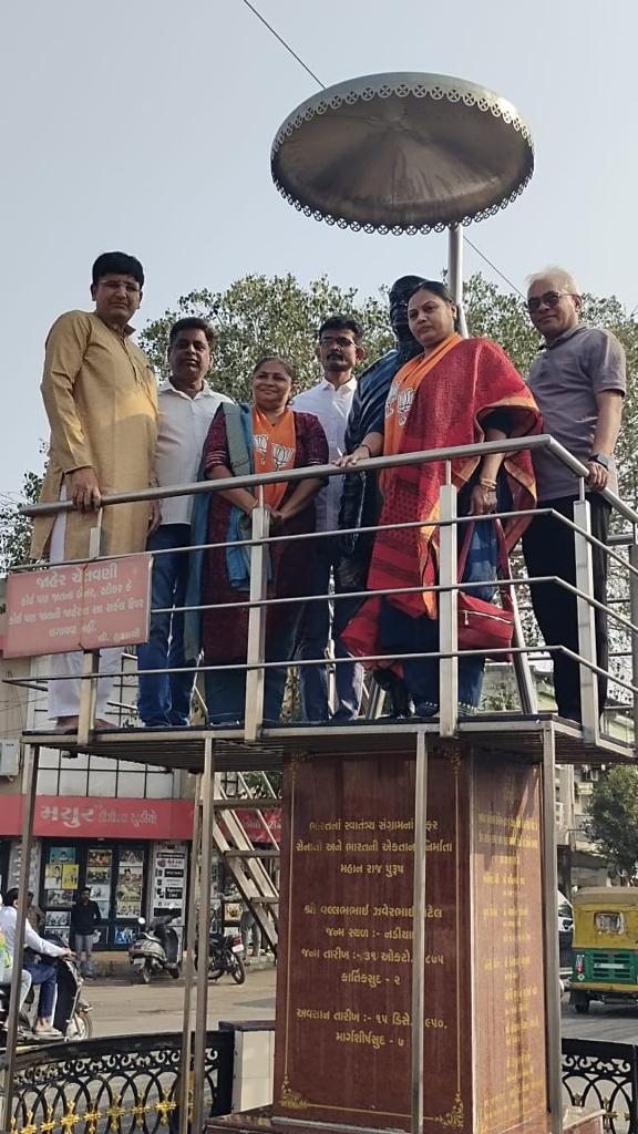 DyMCEast's tweet photo. Pushpanjali and cleaning of Sardar Vallabhbhai Patel &amp; Mirabai statue under #SwachhataHiSeva campaign at East Zone with #shramdaan by @gaurangbjpit, @RajeshDaveBJP and councilors. 

#MyCityMyPride #CleanAmdavad https://t.co/HqTYKAunES