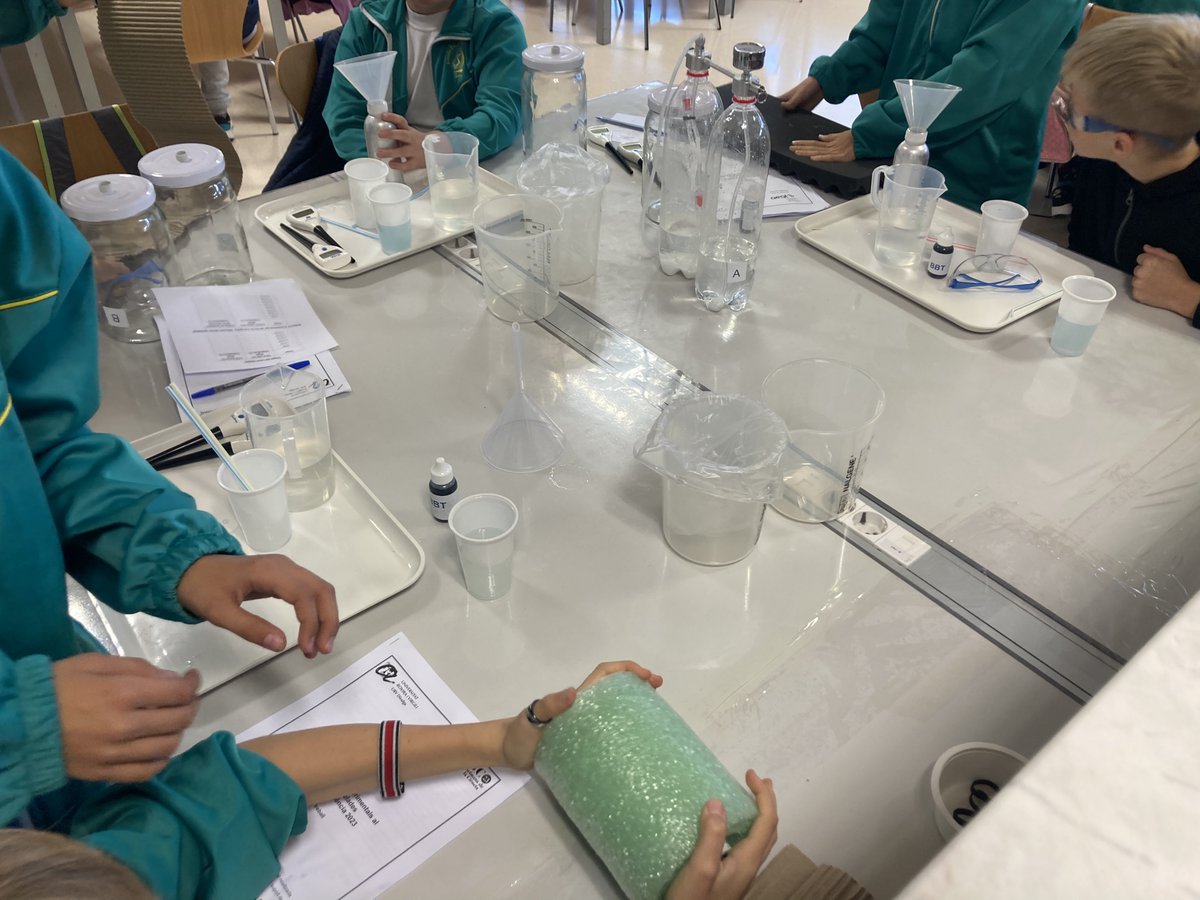 AliancaStem's tweet photo. 21/11 L'alumnat de l'@escsantmar han realitzat les activitats de la #SC23cat. Com verdaders investigadors  i investigadores han après què és i com lluitar contra el canvi climàtic. @universitatURV @aeqtonline  #aprendrefent https://t.co/CEatknTs6q