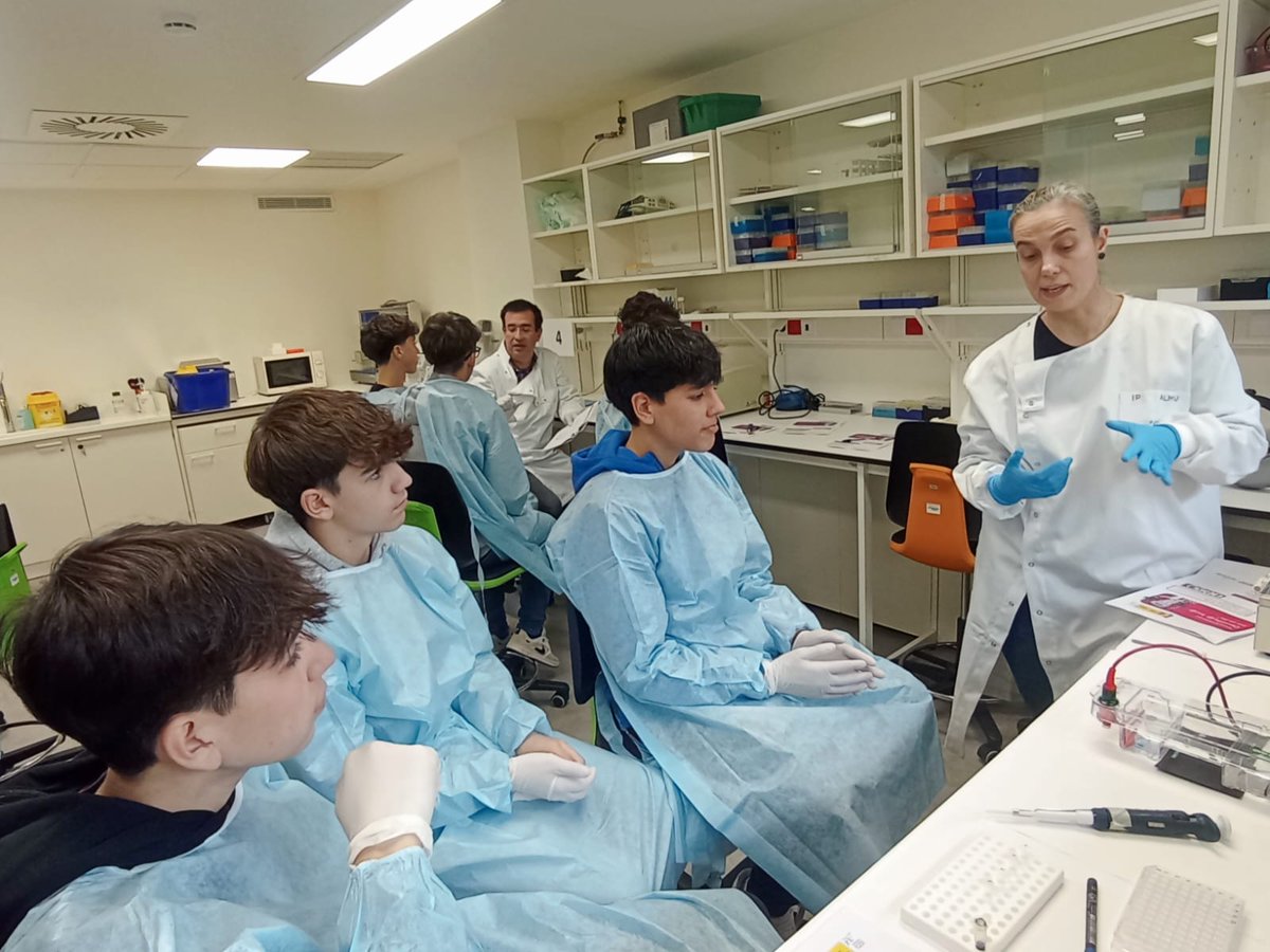 IES Leonardo da Vinci (Majadahonda) (@ldavinci_ies) on Twitter photo El pasado 14 de noviembre los alumnos de la optativa Proyecto en Investigación científica e innovación tecnológica de 4° ESO, realizaron un taller sobre el VIH dirigidos por investigadores del <a href="/SaludISCIII/">Instituto de Salud Carlos III (ISCIII)</a> en el marco de la #semanadelaciencia El pasado 14 de noviembre los alumnos de la optativa Proyecto en Investigación científica e innovación tecnológica de 4° ESO, realizaron un taller sobre el VIH dirigidos por investigadores del <a href="/SaludISCIII/">Instituto de Salud Carlos III (ISCIII)</a> en el marco de la #semanadelaciencia
