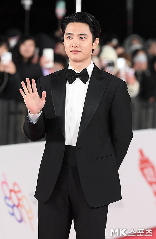 DramalandBR's tweet image. 📸 | MARIDO!

O ator e cantor #Kyungsoo passou pelo tapete vermelho do #44thBlueDragonFilmAwards arrasando corações.