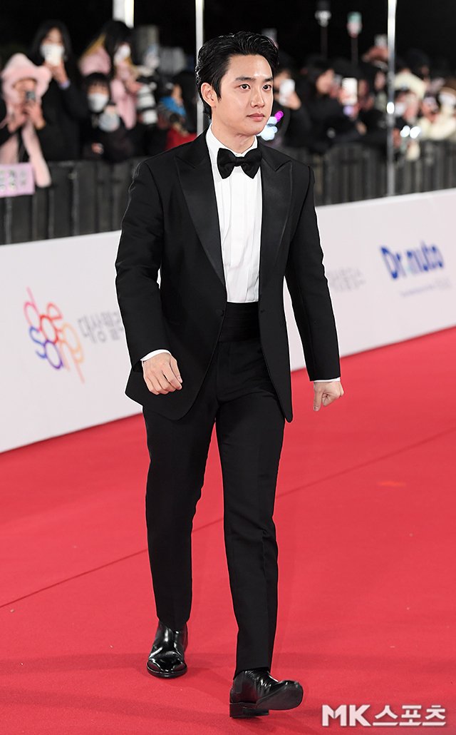 DramalandBR's tweet image. 📸 | MARIDO!

O ator e cantor #Kyungsoo passou pelo tapete vermelho do #44thBlueDragonFilmAwards arrasando corações.