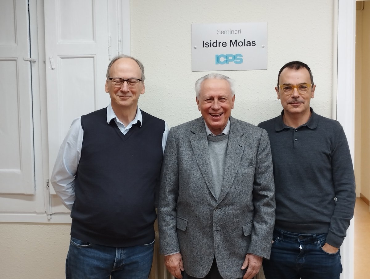 InstitutICPS's tweet photo. Tres generacions ICPS. Inaugurem la sala Seminari Isidre Molas. / Tres generaciones ICPS. Inauguramos la Sala Seminario Isidre Molas https://t.co/1bAfFLLcHm