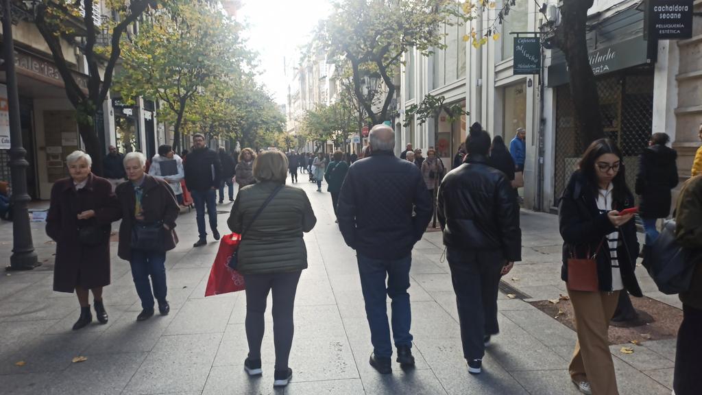 Paula_Lodeiro's tweet photo. Calquera diría que estamos en horario laborable coa cantidade de xente que hai esta mañá no Paseo e nas tendas (eu estou de diar libre) #blackfridayenOurense https://t.co/znKEQNfpJJ