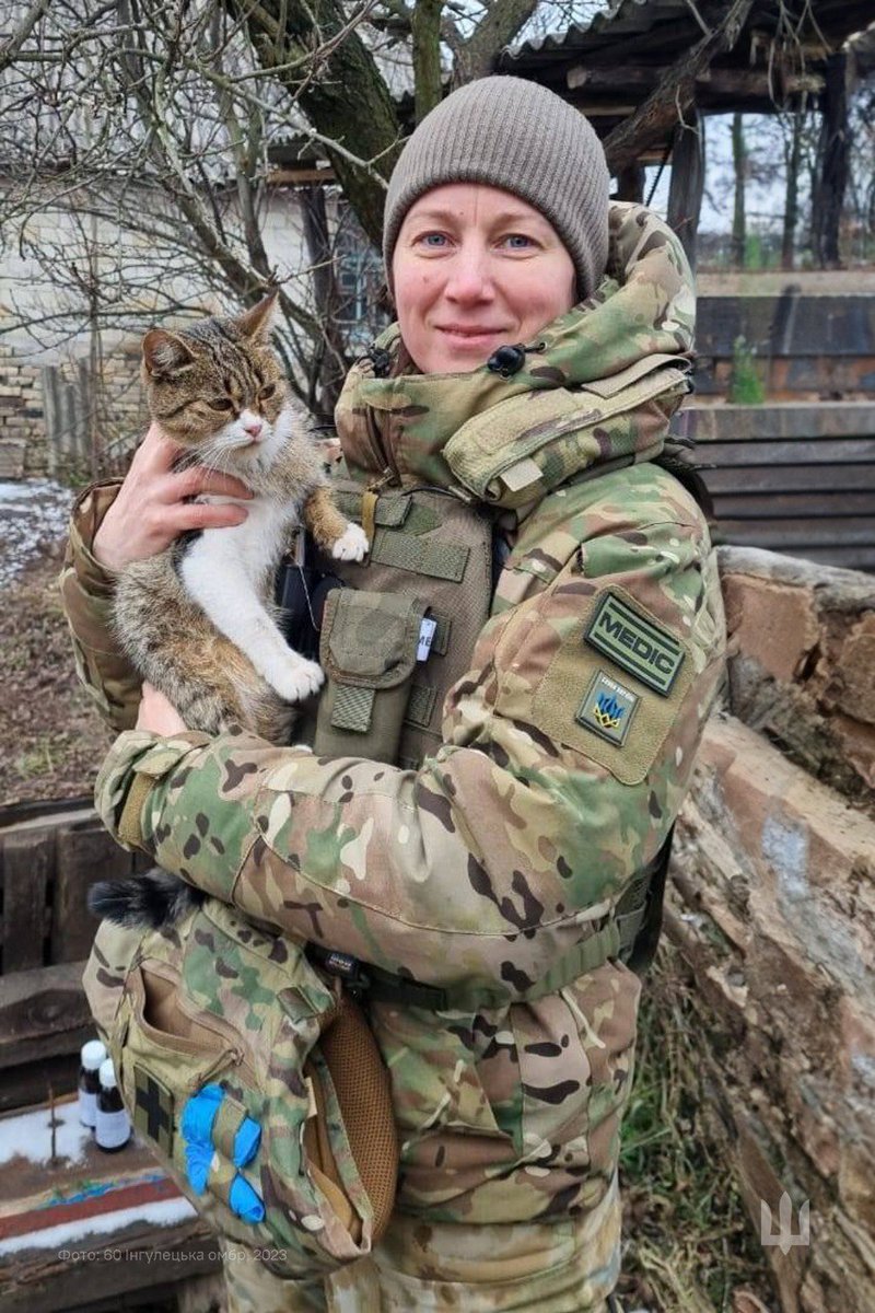DefenceU's tweet photo. To be a combat medic is to save not only your brothers-in-arms but also the little friends among us.

📸: 60th Mechanized Brigade https://t.co/gtBjQmAPQ6
