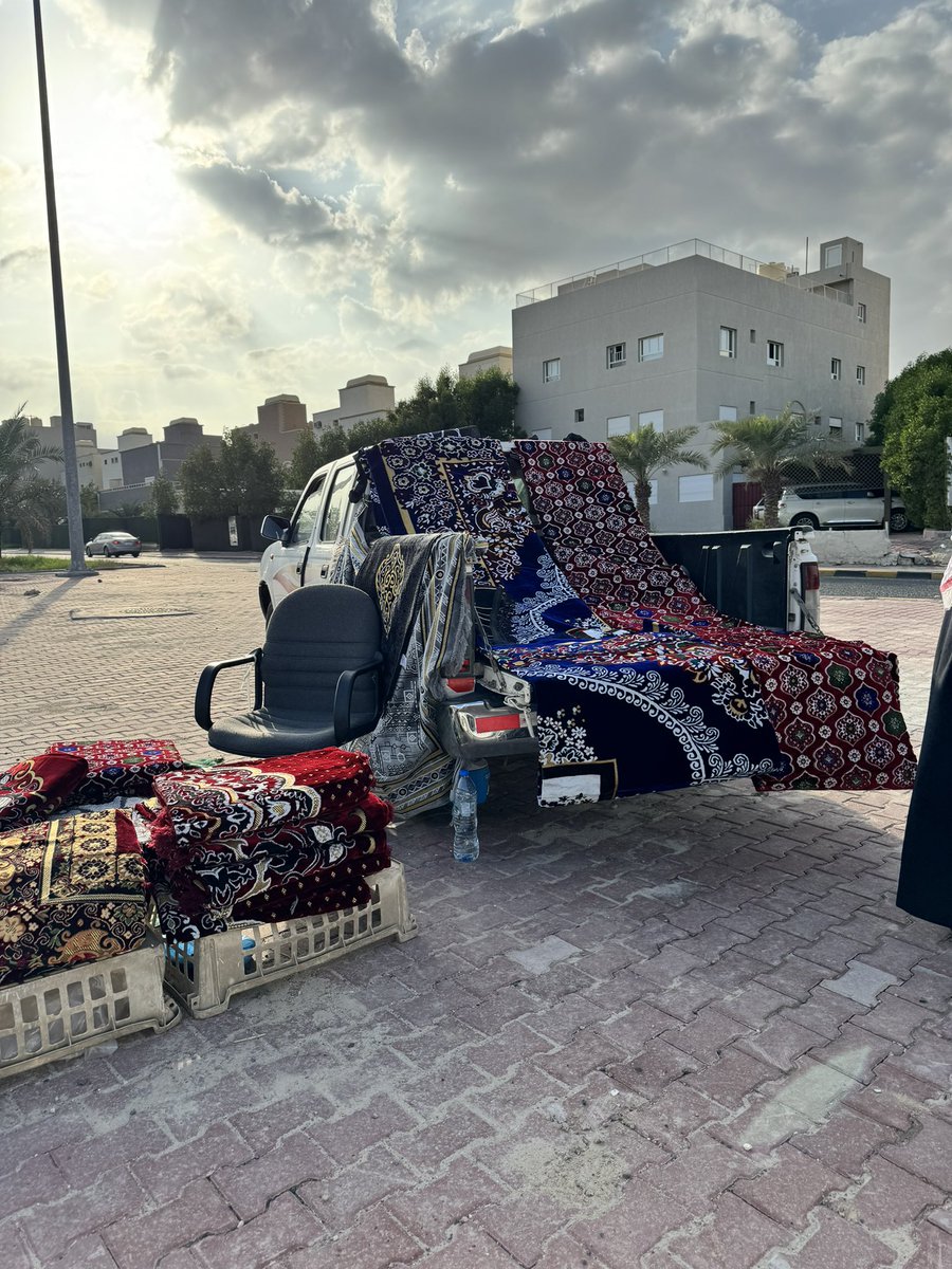 لا يملك إلا إبتسامة الرضا بما قسم الله 

رجل عفيف لا يقبل الصدقة

موجود على دوار قطعه ٨ (سعدالعبدالله)

لااا تقصرون معاه