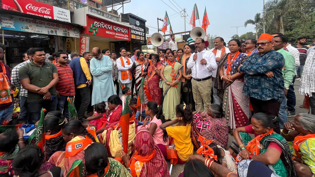 iamdmkrishna's tweet photo. Big turnout at Bargarh Block Office for Block Gherao. District President Shri Ashwini Sarangi led a significant gathering. I asked questions to the Block Development Officer.
#dmuralikrishna #bargarh #Odisha #BargarhBlock #AntiCorruption #CommunityUnity https://t.co/Kwkx9DVZ45