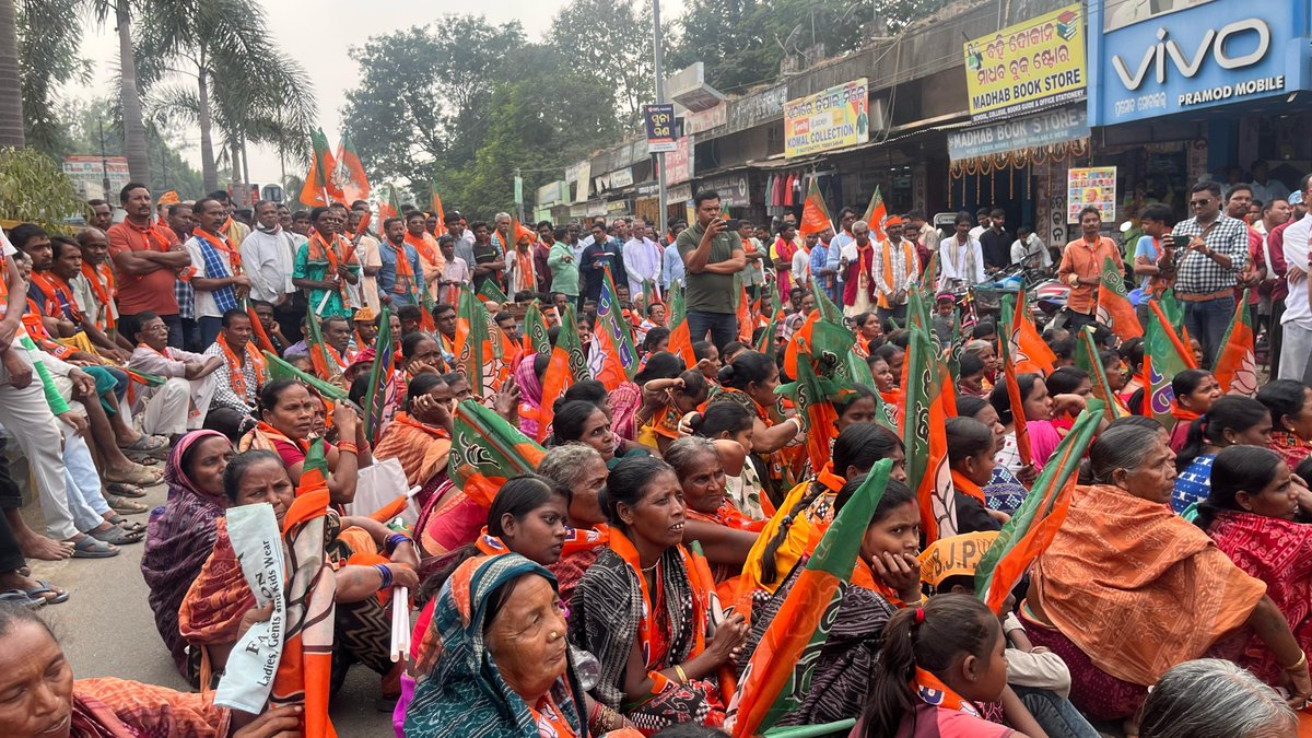 iamdmkrishna's tweet photo. Big turnout at Bargarh Block Office for Block Gherao. District President Shri Ashwini Sarangi led a significant gathering. I asked questions to the Block Development Officer.
#dmuralikrishna #bargarh #Odisha #BargarhBlock #AntiCorruption #CommunityUnity https://t.co/Kwkx9DVZ45