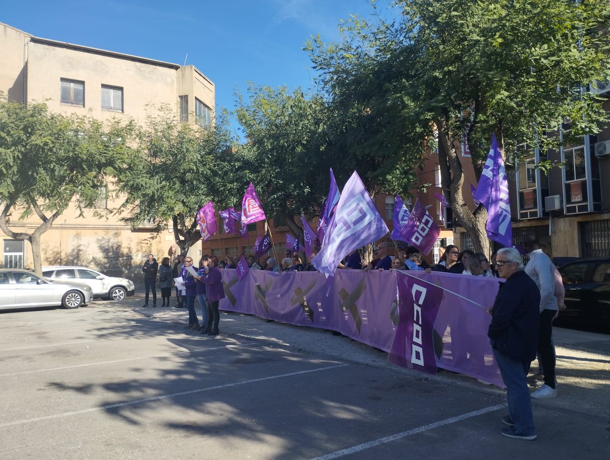 CCOOTarragona's tweet photo. A #Tortosa també hem sortit al carrer per reivindicar el Dia Internacional per a l'eliminació de la violència vers les dones amb la lectura de manifest conjunt de #CCOO, #UGT i #USOC.
@ccoocatalunya @DonesCCOOCat
#SHaAcabat #ExpliquemHo https://t.co/bQP8jfFXjJ