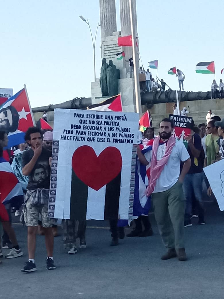 Ayer en las calles de La Habana, el pueblo cubano, con <a href="/DiazCanelB/">Miguel Díaz-Canel Bermúdez</a> al frente, marchó en defensa de Palestina 🇵🇸. En la marcha, y en la vida, nos guían las ideas de #FidelPorSiempre ✊
