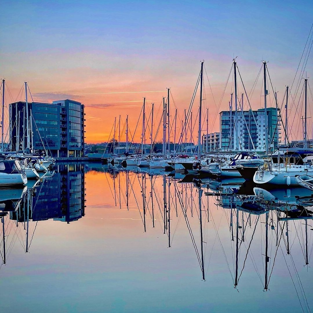 coastmag's tweet photo. Morning reflections over the Barbican, Plymouth 🧡

RG @ lyzabeff on IG https://t.co/83v1LUzg9h