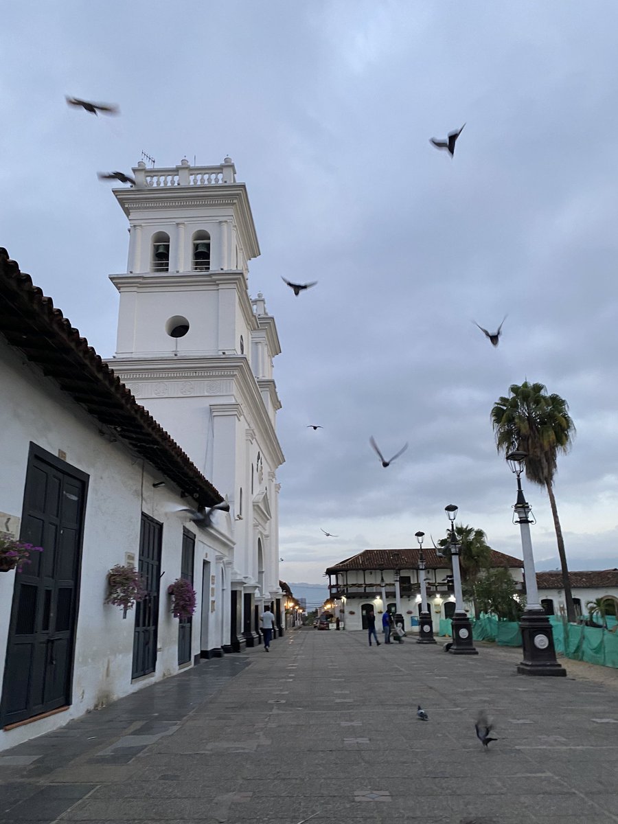 Triste volver después de muchos años a #Girón #Santander un lugar hermoso y encontrarse con este tipo de cosas… #Aniversario número de 2 de una obra sin terminar en un #pueblopatrimonio😡 @GobdeSantander @fonturcol @CGR_Colombia @AlcaldiaGiron