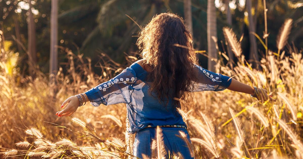 Een hele groep gelukkige mensen werd onderzocht, om zo aan te kunnen wijzen waar hun geluk vandaan komt. Deze acht universele en wetenschappelijke geluksadviezen kwamen uit dat onderzoek voort: happinez.nl/groei/8-univer…