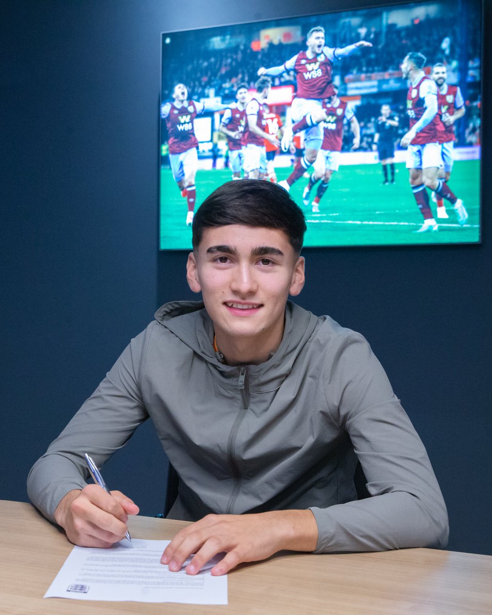 ClaretsAcademy's tweet image. We're thrilled to announce the signing of Brandon Ly from Sheffield United ✍️ 

The defender/midfielder joins on a work experience loan until January which will then become a permanent move 💪

👉  burnleyfc.com/content/ly-joi…