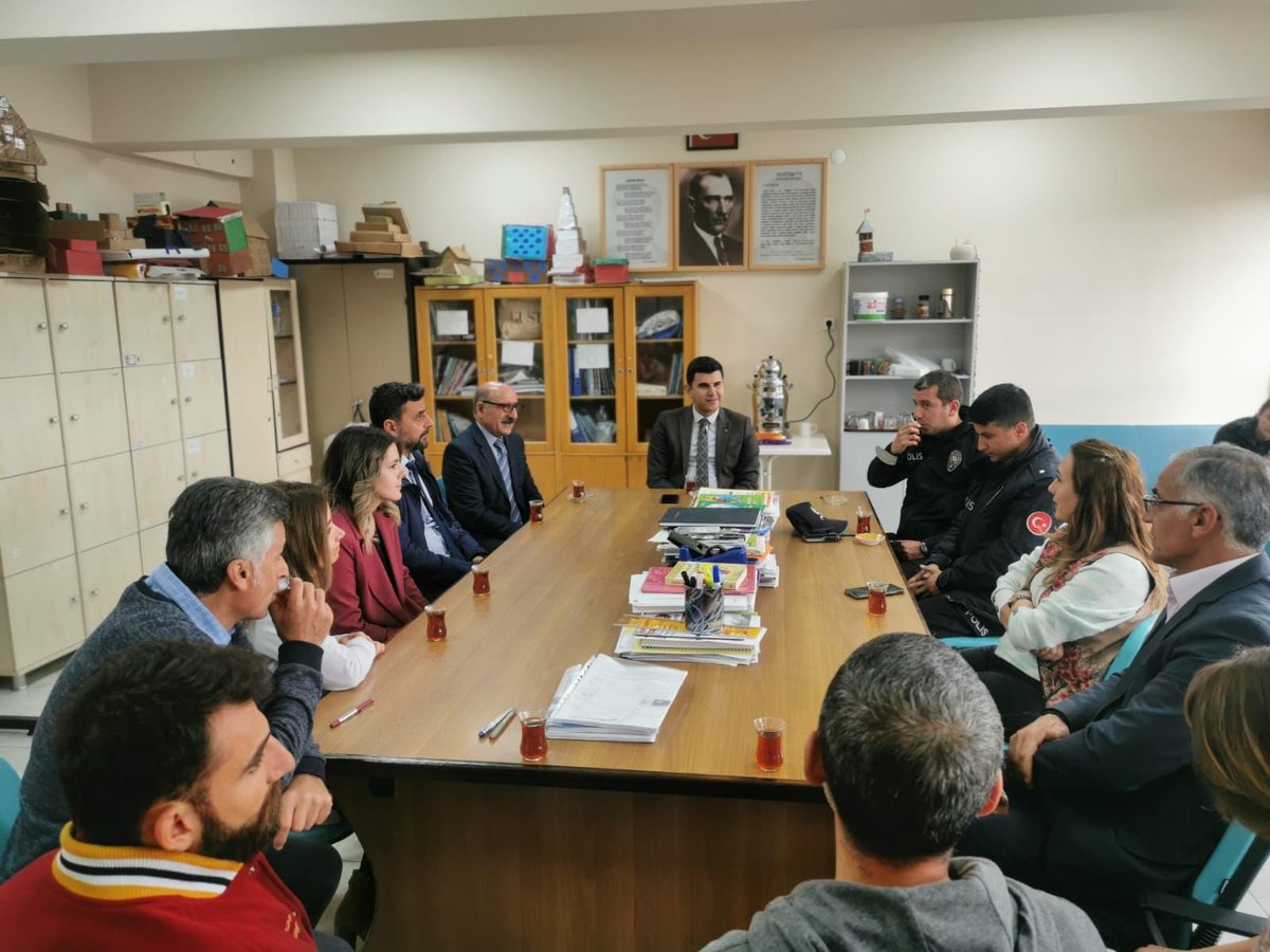 ovacikkaymakam's tweet photo. Kaymakamımız İsmail ERDOĞAN, İlçe Milli Eğitim Müdürü Murat PINAR ve İlçe Emniyet Amir Vekili Başkomiser Mete KÖYLÜ ile birlikte 24 Kasım Öğretmenler Günü vesilesiyle okullarımızı ziyaret ederek öğretmenlerimizin gününü kutladı ve öğrencilerimizle de birlikte oldular. https://t.co/atJNI8zaQQ