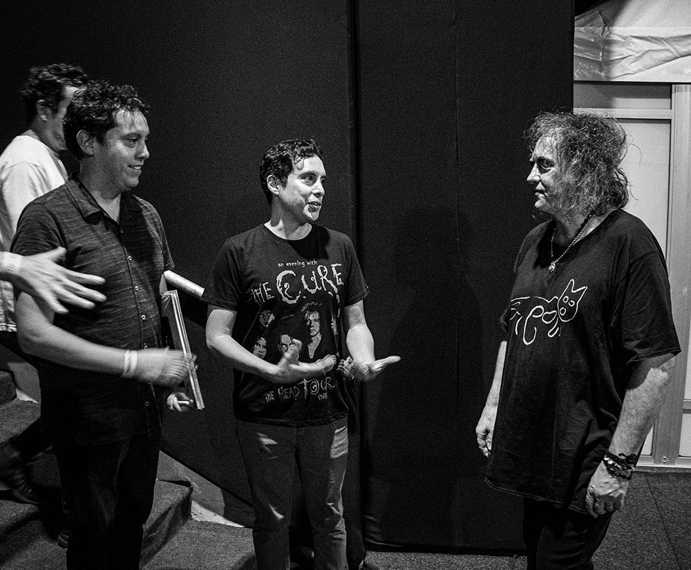 Más que felices de haber abierto el show de <a href="/thecure/">The Cure</a> en Lima. Y un honor también haber conocido y conversado con el mismísimo <a href="/RobertSmith/">ROBERT SMITH</a> acerca de cómo influenció su banda en nosotros. Muchas gracias <a href="/MoveConcertsPE/">Move Concerts Perú</a> 🙌🇵🇪