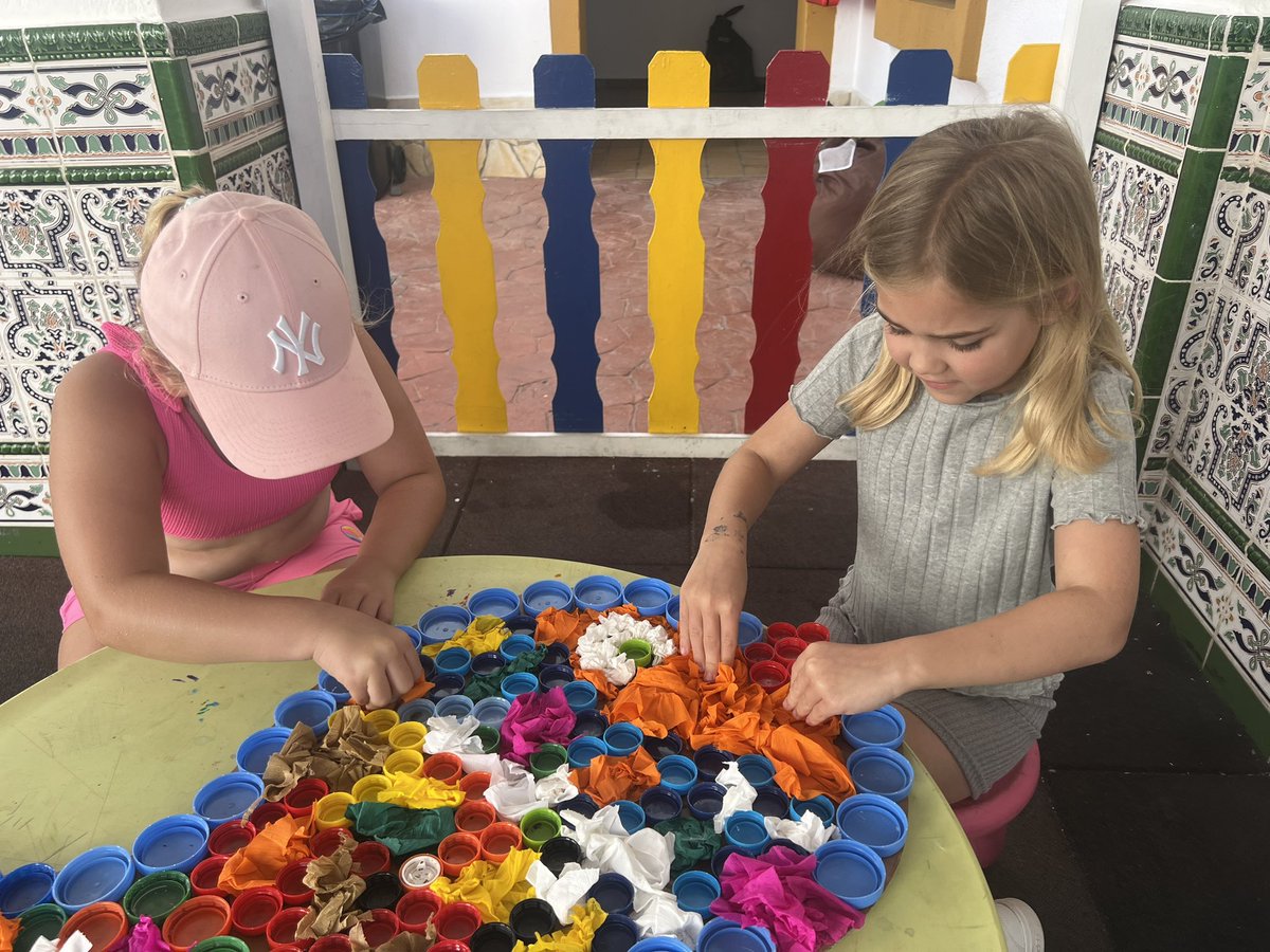 Shannon_Anim's tweet image. What do you think about this😳?  
Having fun and learning about what we can make out of recycled items #EuropeanWeekforWasteReduction at our #CreatureClub  #SunsetHarbourClub👏♻️ 
#EWWR #GoingGreen 
@Radha_dadlani @RachelDemmy @lourdesGober