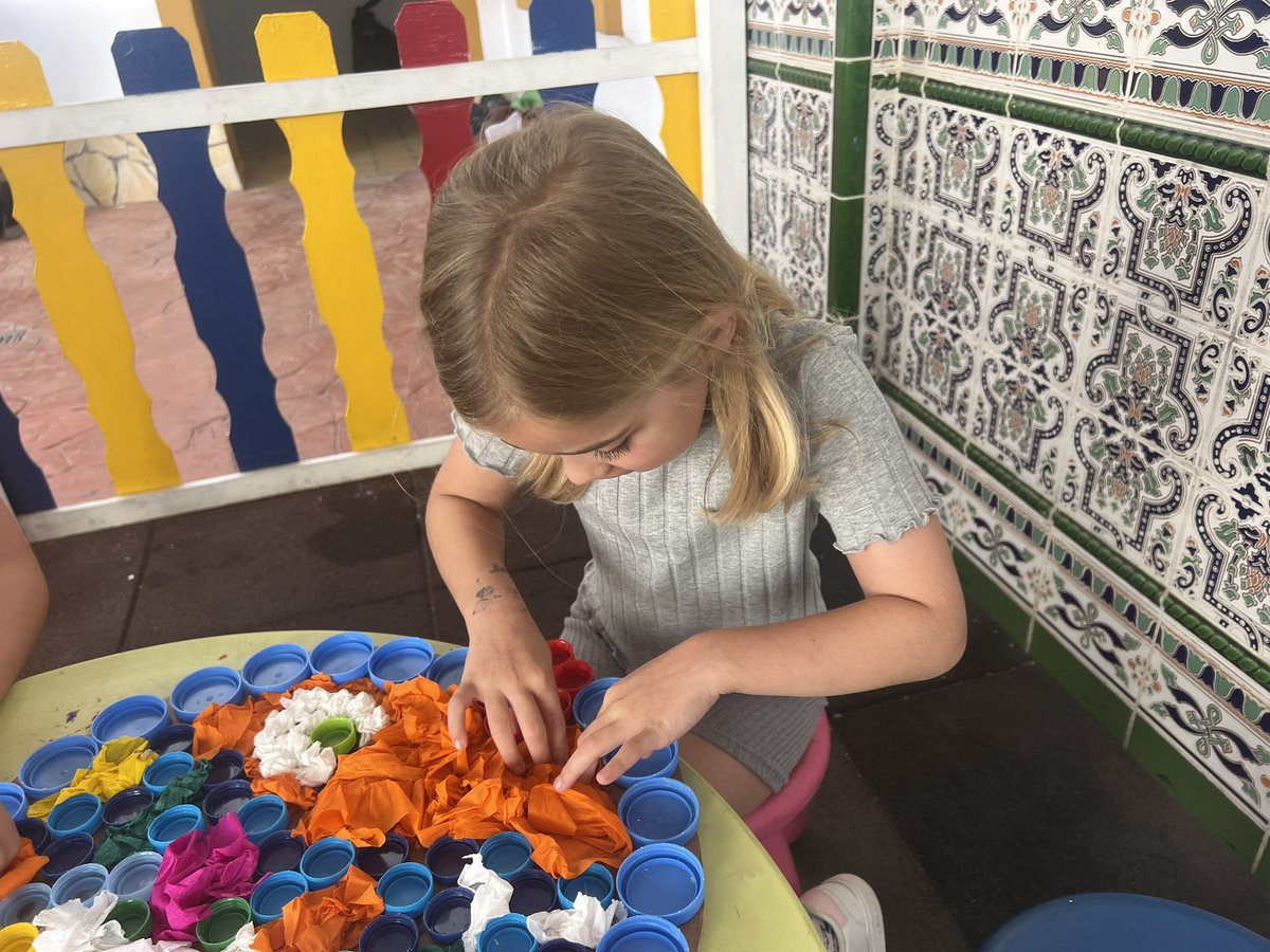 Shannon_Anim's tweet image. What do you think about this😳?  
Having fun and learning about what we can make out of recycled items #EuropeanWeekforWasteReduction at our #CreatureClub  #SunsetHarbourClub👏♻️ 
#EWWR #GoingGreen 
@Radha_dadlani @RachelDemmy @lourdesGober