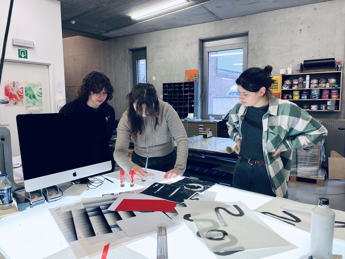 In het kader van een Steunpunt Kunsten (@KU_Leuven ) project konden de studenten eBASO Plastische Opvoeding met de risotechniek aan de slag ih drukatelier van @LUCASchoolofArt 
#odisee #campusbrussel #proudtoteach #plastischeopvoeding #kuleuven #LUCAschoolofarts @odiseehogesch