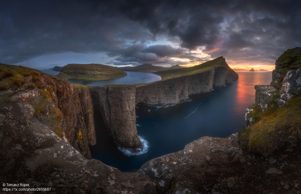'Just another morning in paradise...' (Faroe Islands - 18 shots pano) by Tomasz Rojek.  1x.com/photo/2655687/… #landscapephotography #mountains #seascape #waterfalls #Panorama #rocks #longexposure #faroeislands
