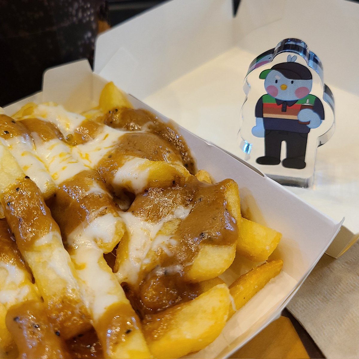 samhoein's tweet photo. [💚rt추첨💚] 

2명을 추첨해서 난이 아크릴 코롯타를 드립니다! 알바생 난이가 맛있게 만들어주는 버거 먹어봐요😊 왜하냐고요? 그냥요.
횐이 한정으로 일주일 뒤에 발표합니다! https://t.co/KxXgj96w4H