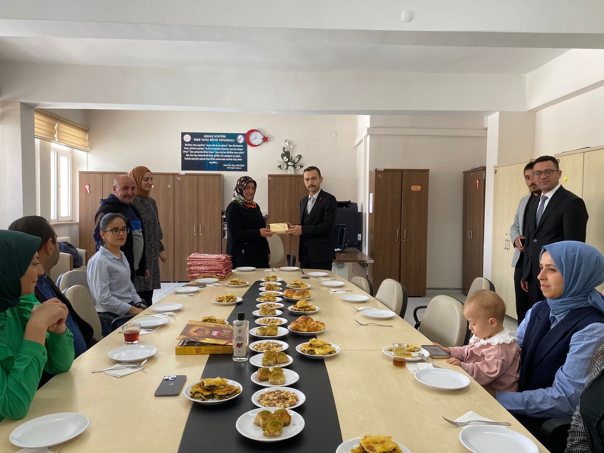 İlçe kaymakamımız Sayın Emre OĞUZTÜRK' e katılımlarından dolayı teşekür ederiz. Değerli İş İnsanı Sayın Serdar  BURULDAY'a ve Okul aile birliği başkanımız Sayın Nurten GÜNEY'e ince düşünceleri ve güzel hediyeleri için teşekür ederiz.
<a href="/AskaleKaymkmlg/">Aşkale Kaymakamlığı</a> 
@askalemem 
<a href="/serdarbaskan16/">serdar burulday</a>