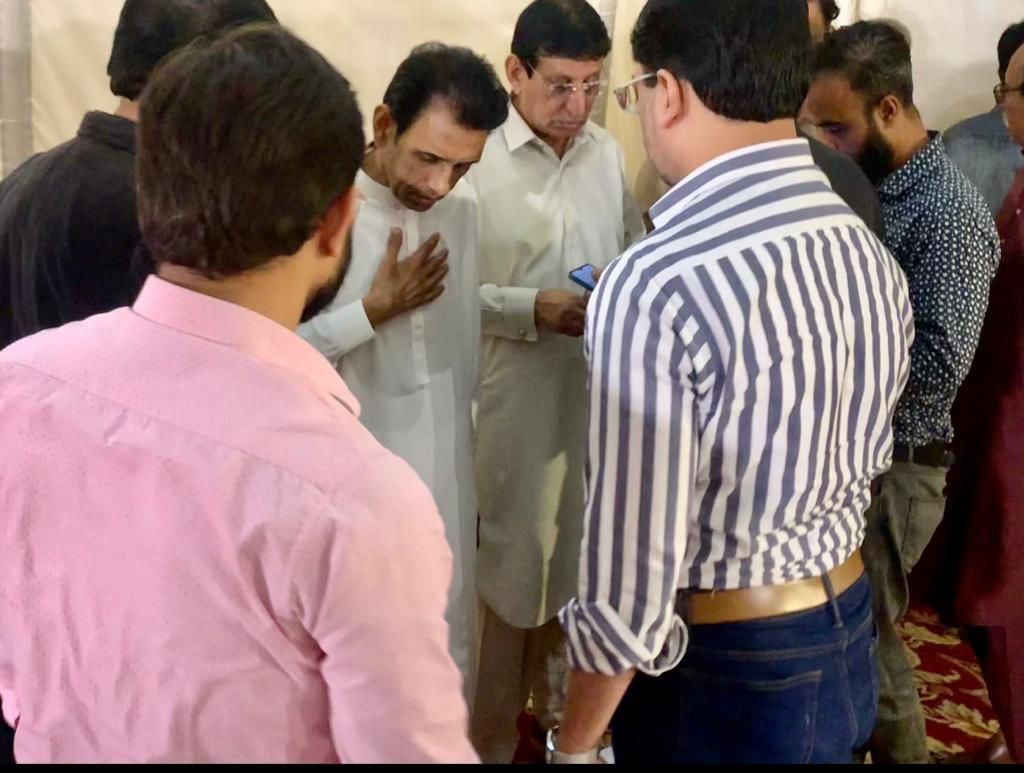 ElectionCellpp's tweet photo. الیکشن سیل انچارج ڈسٹرکٹ سینٹرل توقیر احمد ، سیف یار خان اور سیف میر کی ایم کیو ایم کے کنوینیئر خالد مقبول صدیقی بھائی کی والدہ کے سوئم میں  شرکت
@iDrAsim @BBhuttoZardari @FaryalTalpurPk @MediaCellPPP @PPPDigital_ @saifyarkhan @tauqeerahmedd https://t.co/pEuehDM2GD
