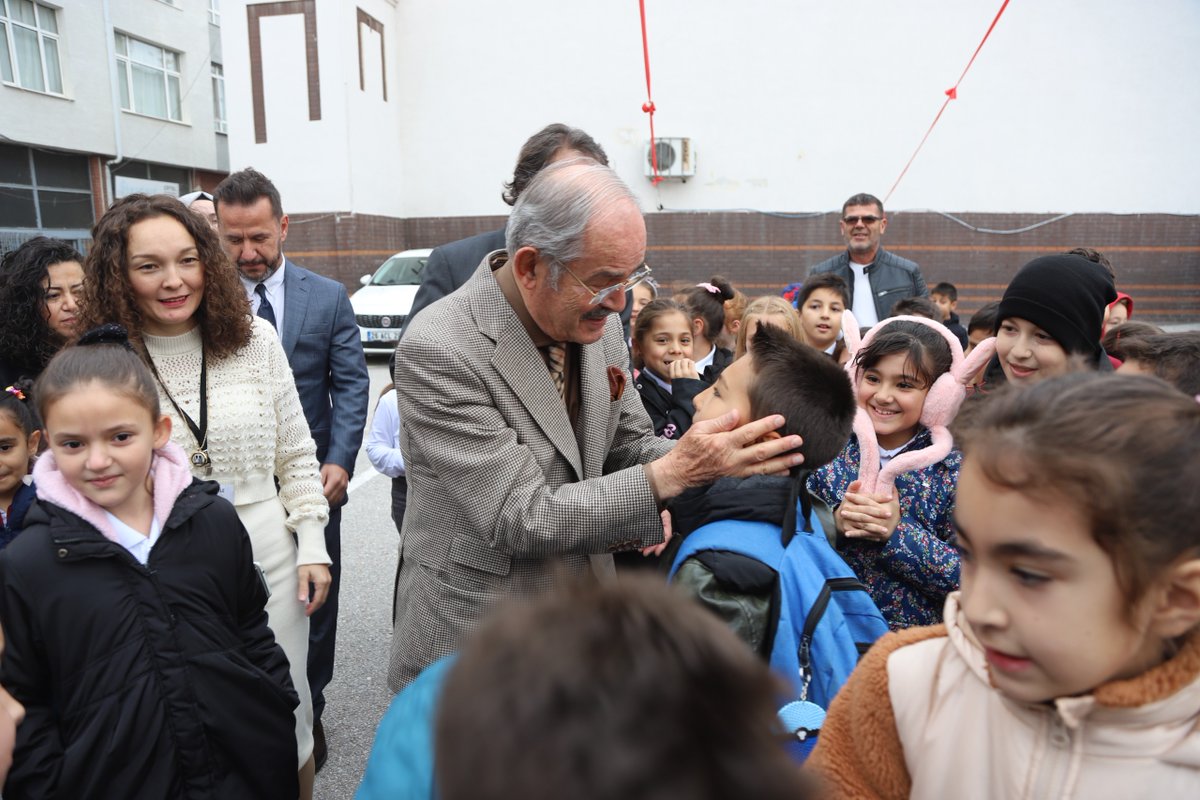 Öğretmenler Günü vesilesiyle mezunu olduğum Cumhuriyet İlkokulu'ndaki kutlama programında eğitimcilerimiz ve aydınlık yarınlarımızın teminatı çocuklarımızla bir araya geldik. Bu özel günde ilkokul diplomamı arşivden çıkartan ve hediye ederek beni duygulandıran Okul Müdürümüz…