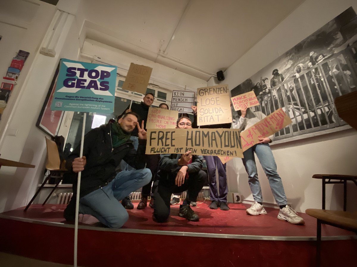 perspektive_sv's tweet image. Am 25. August 2021 wurde Homayoun Sabetara, der zuvor aus dem Iran geflohen war, in Griechenland festgenommen. Der Vorwurf: Er sei „Schleuser“. Als Basis dafür diente der griechischen Polizei, dass er ein Auto mit dem er und andere flohen gefahren hatte. (1/5)