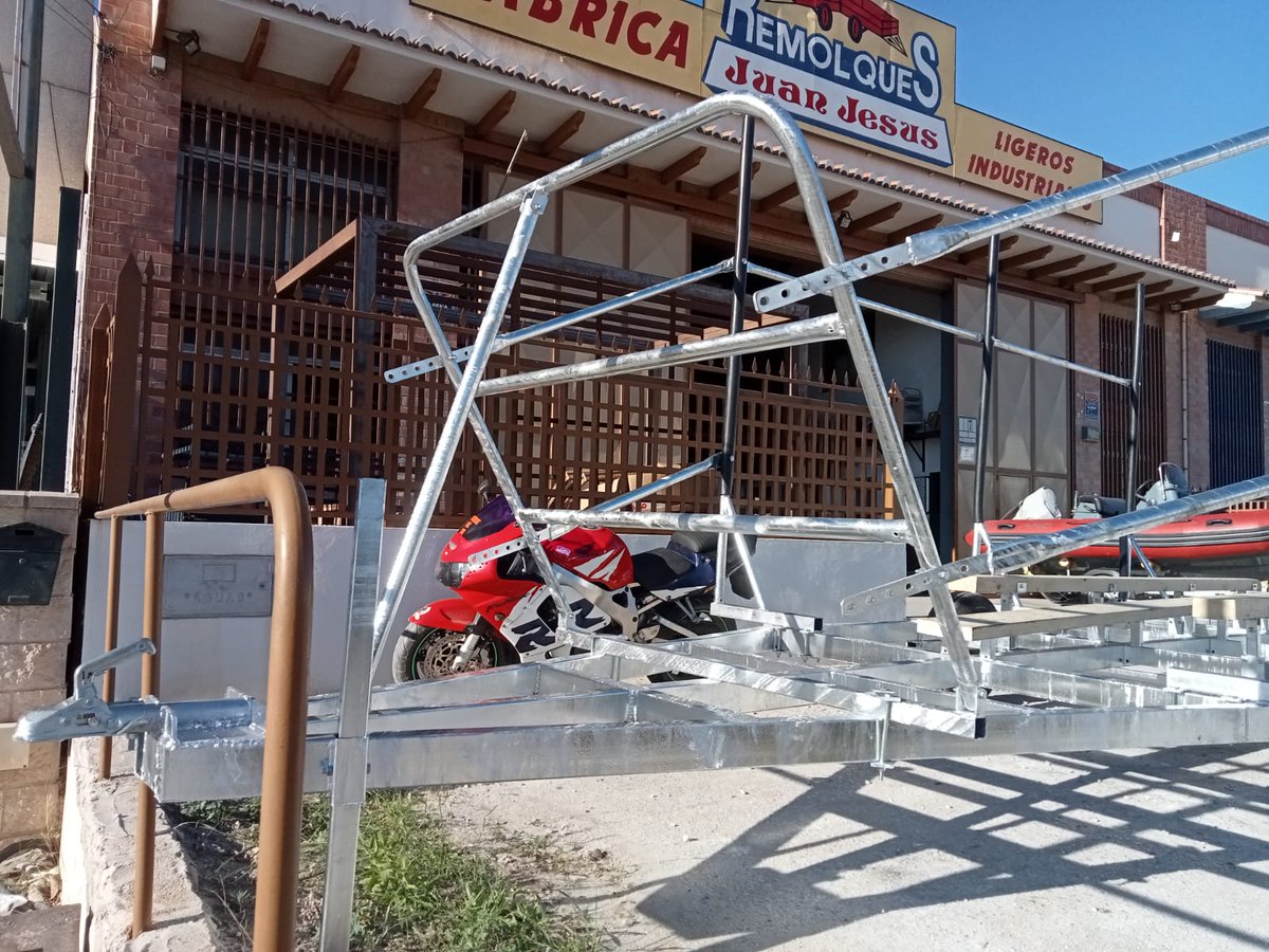jjremolques's tweet image. Hoy tenemos el placer 😊 d realizar la entrega de 1 nuevo ✨ remolque x varada 🛥 a nuestro amigo Francisco d Rincón de la Victoria (Málaga) ☀. Ya saben, en JJ Remolques también preparamos el "descanso" de su embarcación 😉
#remolque
#barco
#varada
#varadero
#marinaseca
#malaga