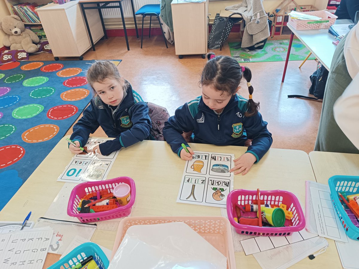 SchoolFiroda's tweet photo. English station time in the infant classroom 📝📕 https://t.co/VEn4sDyHyh