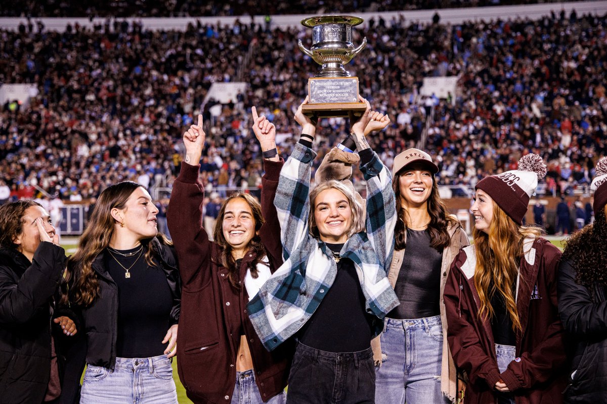 HailStateSOC's tweet image. Thank you for having us last night, @HailStateFB!

#HailState🐶