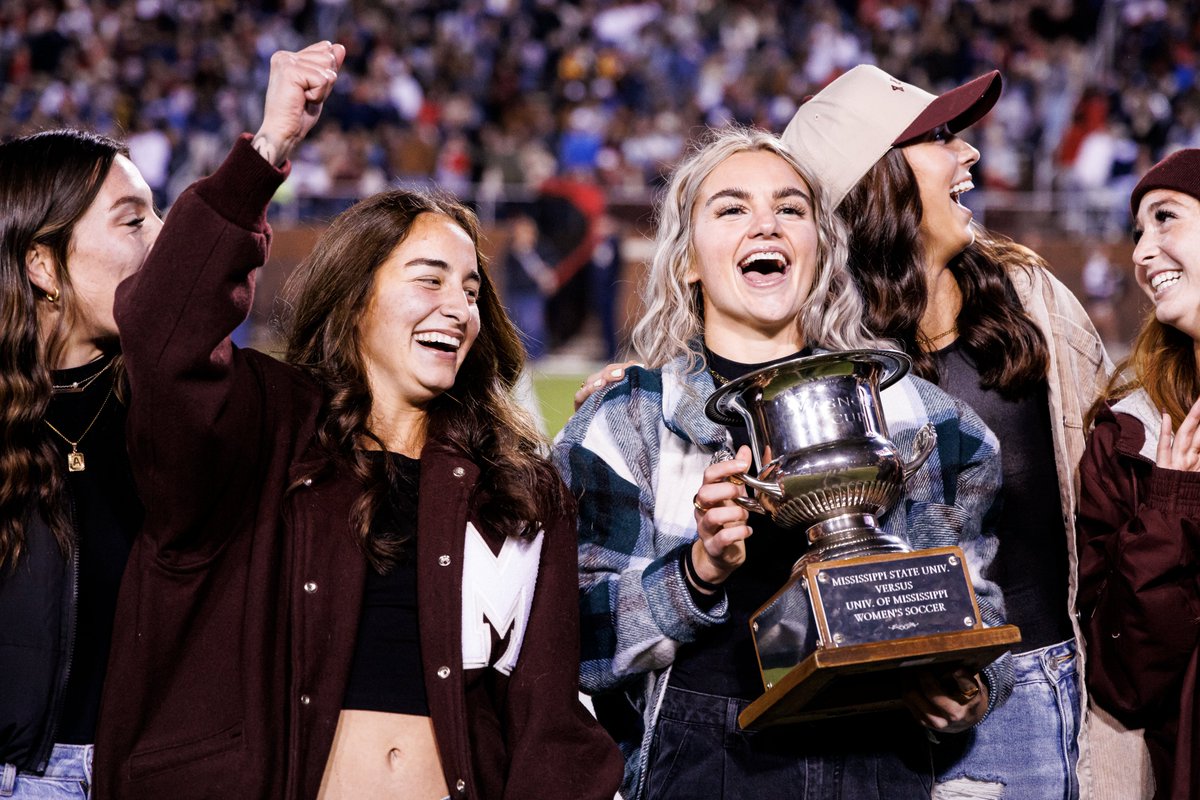 HailStateSOC's tweet image. Thank you for having us last night, @HailStateFB!

#HailState🐶