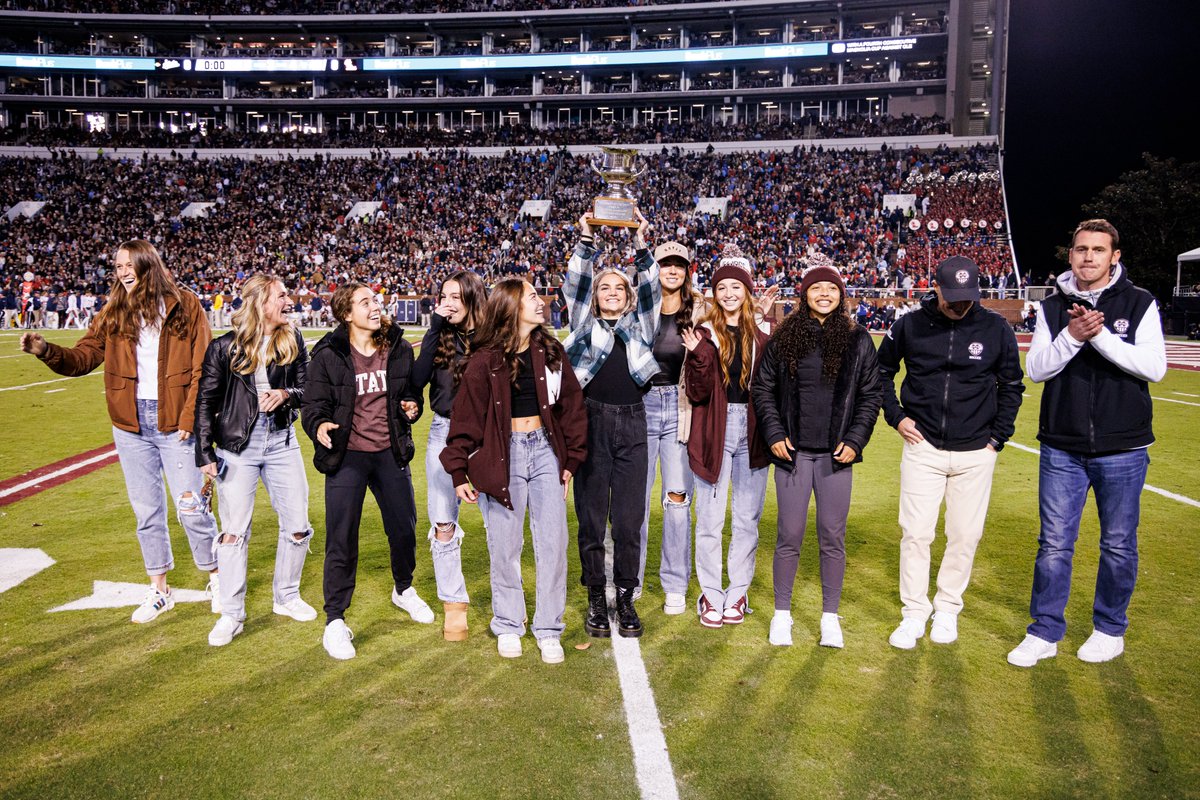 HailStateSOC's tweet image. Thank you for having us last night, @HailStateFB!

#HailState🐶
