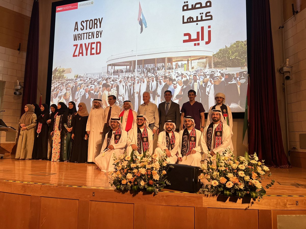 احتفلت كلية الطب بتنظيم من الجمعية الطبية الطلابية باليوم الوطني الـ٥٢ لدولة الامارات. باسم الكلية نرفع اسمى آيات التهاني و التبريكات للشيوخ الكرام و شعب الامارات والمقيمين على هذه الارض الطيبة 🇦🇪