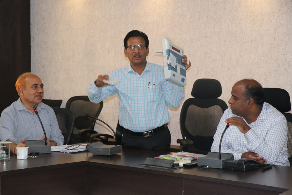 collectorbalagh's tweet photo. मतगणना से एक दिन पूर्व ईवीएम गणना कक्ष तक लाने के लिए होगी ड्रिल 
मतगणना स्थल पर आरओ व एआरओ के साथ
अनावश्यक रूप से साथ नही होंगे
 #ElectionUpdate
#rajivkumareckumarec
#CEOMPElectionsMPElections
#ECISVEEPEP
#MPElection_2023 #MPAssemblyElection2023 #CEOMP #MCC https://t.co/3I8kZxGRii