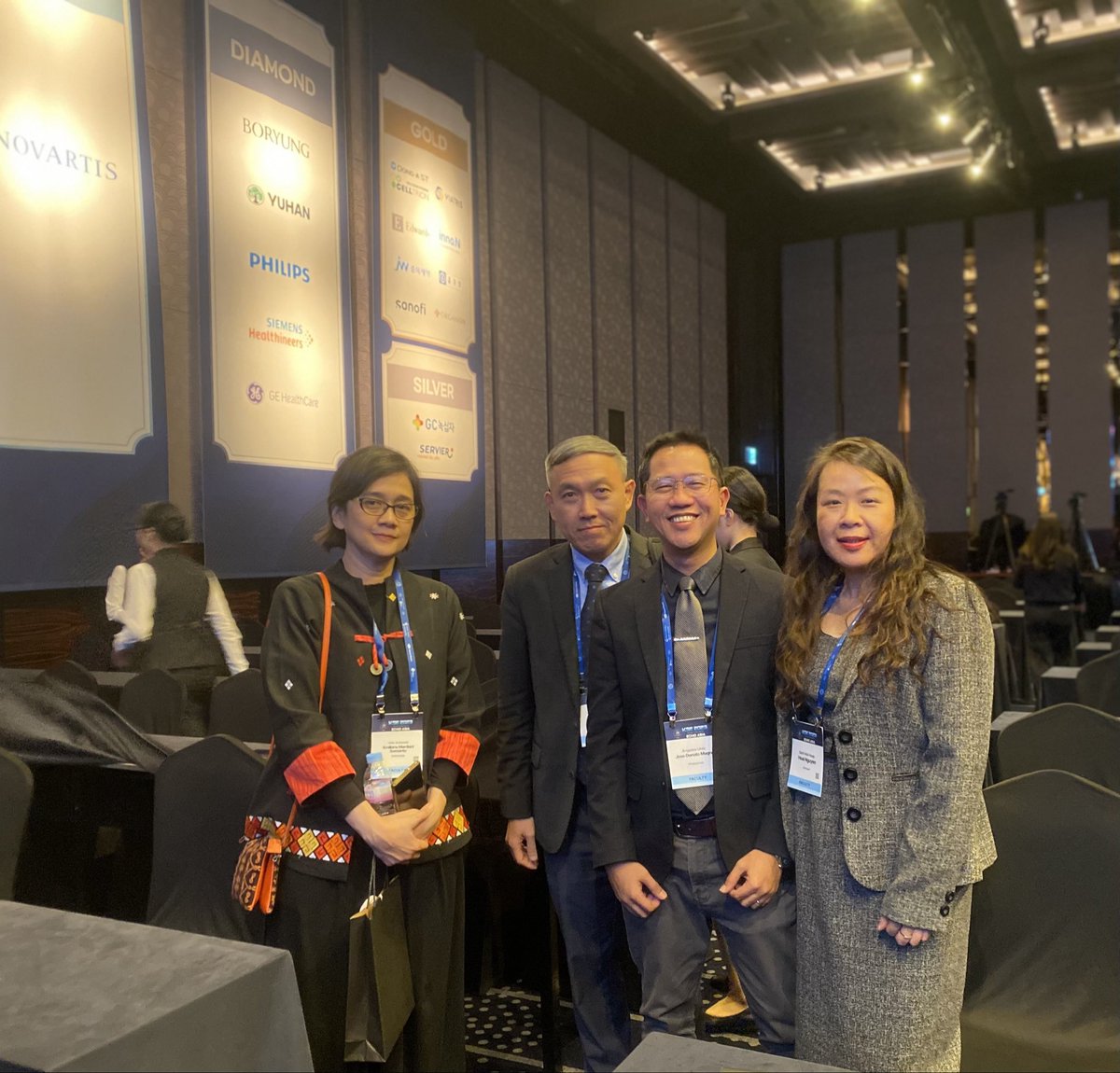 doc_jdam's tweet photo. @MSupe_r @aae_echo @JaeKOh2 @AVanHoever @RWASECEO @asecho #ASEANEcho @ #KSE + #ECHOASIA
Rubbing elbows with Echo stars from the ASEAN region! 🇮🇩 🇸🇬 🇵🇭 🇻🇳 https://t.co/97lgEoOnCH