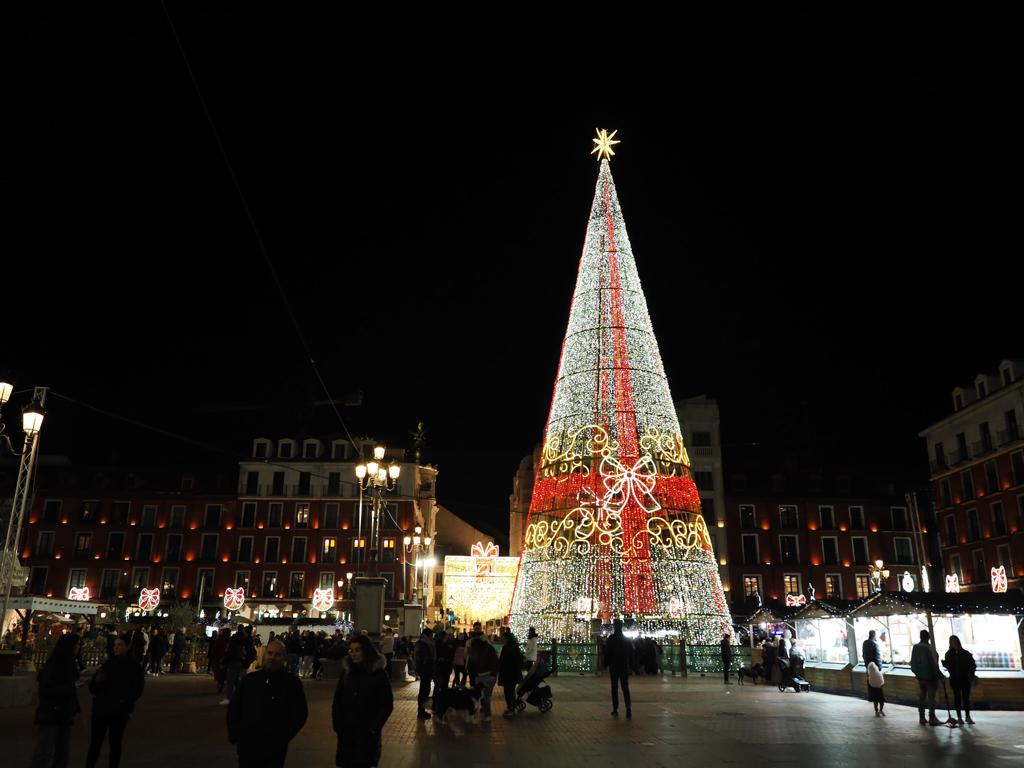 infoVLL's tweet photo. 💡 Pasear por el centro de #Valladolid es una experiencia mágica gracias a la preciosa iluminación navideña que lucen 68 calles de la ciudad 🌟❤️

Aprovecha el finde para pasarte a verla y poner en modo ON 🔋 tu espíritu navideño

#NavidadVLL2023🎄 https://t.co/SLHh47F33l
