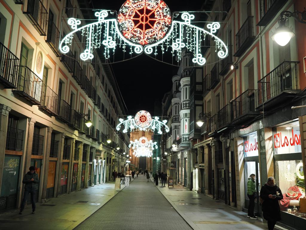 infoVLL's tweet photo. 💡 Pasear por el centro de #Valladolid es una experiencia mágica gracias a la preciosa iluminación navideña que lucen 68 calles de la ciudad 🌟❤️

Aprovecha el finde para pasarte a verla y poner en modo ON 🔋 tu espíritu navideño

#NavidadVLL2023🎄 https://t.co/SLHh47F33l