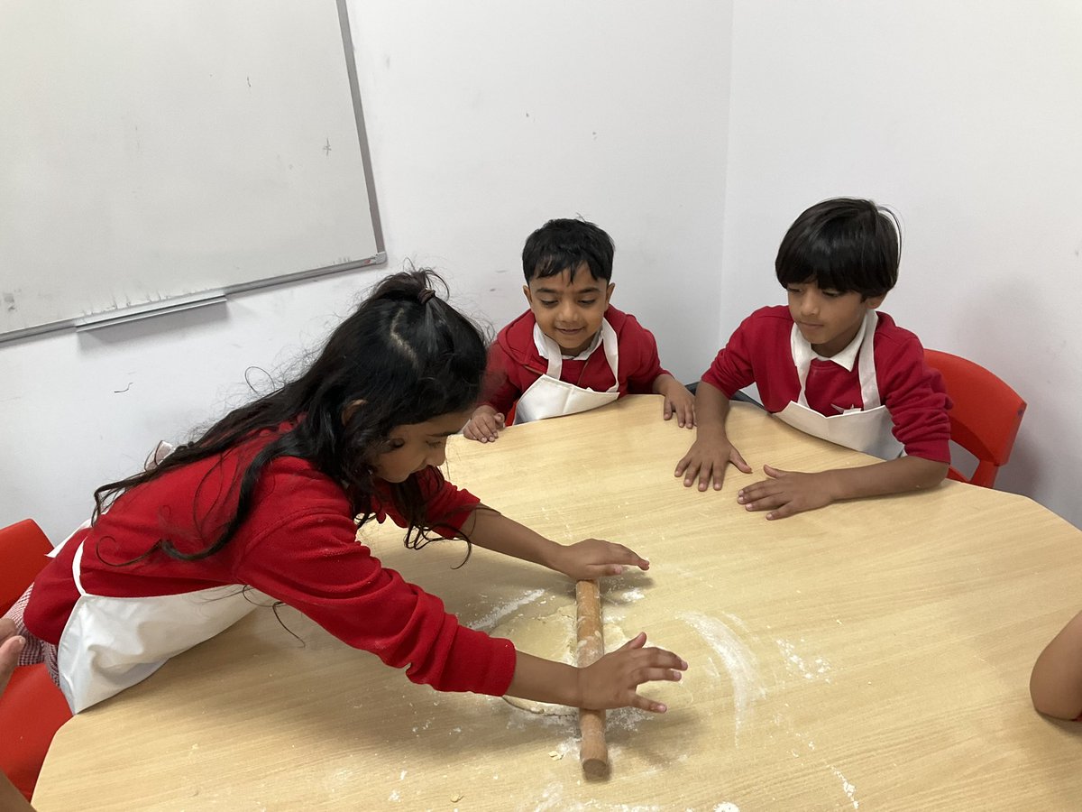 MrsClarkeKMPA's tweet image. Baking using our skills of weight and capacity in a real life context. Children looked closely to ensure the scales were accurate. #kestrelmaths #reallifecontexts #baking @kestrelmead @MrsHillKMPA Don’t forget the bake sale today for the children in Gaza!