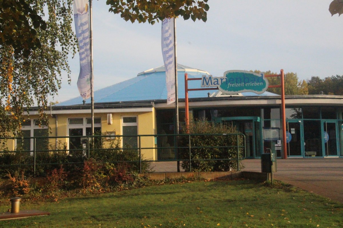 Am So, 3. Dez. 2023 lädt das #Marienbad von 15 bis 20 Uhr zum #Rettertag ein. Ehrenamtliche Helfer der #DRK Wasserwacht  präsentieren einen Teil ihrer Ausrüstung,  informieren über Ausbildungsbereiche und zeigen Rettungsaktionen. 👉 stadt-brandenburg.de/presse/rettert…