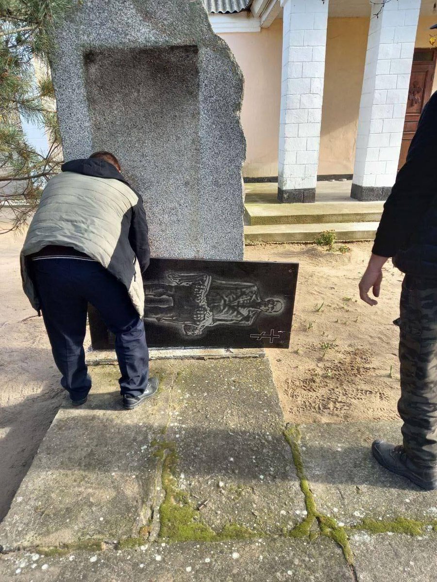 Russia is destroying monuments to Ukrainians who died of Famine in the 1930s. Thus, Russia is destroying the memory of the genocide that the USSR authorities organized in Ukraine 90 years ago