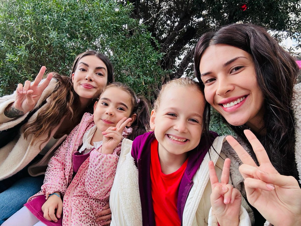 Bir çiçek,bir fidan,bir civciv ve bir civciv daha 🌸🐣🐣🌱
@BaysalDeniz  🤍
#NeGemilerYaktım