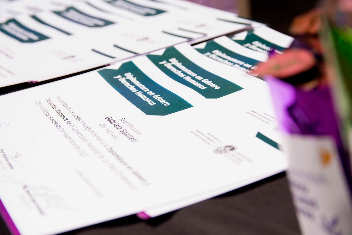 Entregamos certificados a quienes completaron nuestra Diplomatura en Género y Derechos Humanos, orientada a integrantes y referentes de organizaciones socio comunitarias. Felicitaciones 👩‍🎓🧑‍🎓 <a href="/AndreaVarelaOk/">Andrea Varela</a> <a href="/patriciolorente/">Patricio Lorente</a> <a href="/DdhhUnlp/">Secretaría de Derechos Humanos UNLP</a> unlp.edu.ar/institucional/…